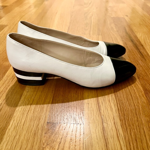 EUC Women's Vintage CHANEL White Black Cap Toe Low Heel Pumps Size 38.5 or US 8 - Picture 4 of 10